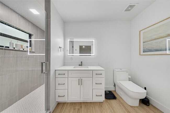 Building Photo - 180 SW 38th Ct