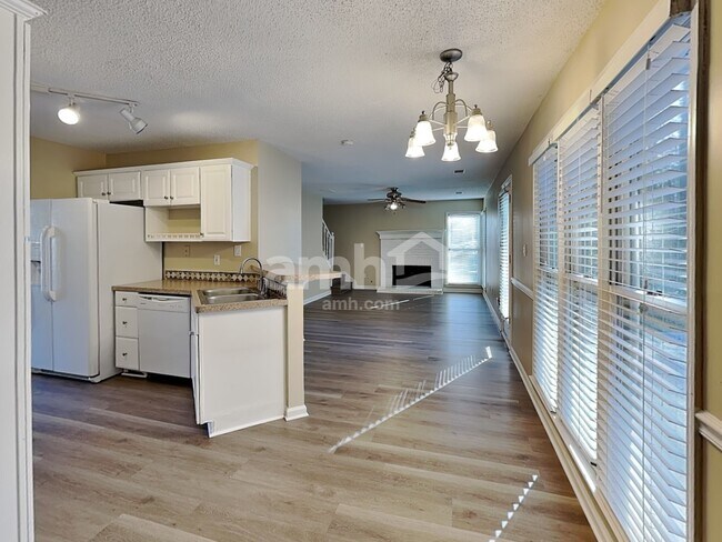 Building Photo - 285 Thornbush Ln