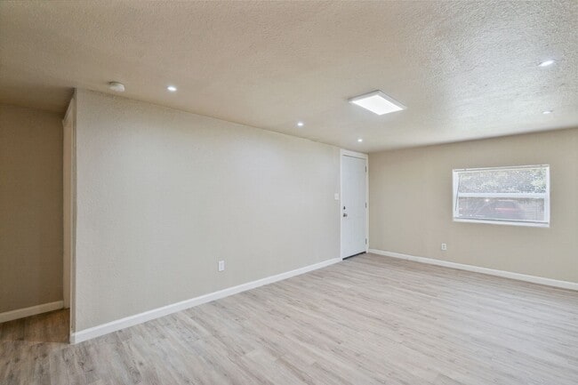 Building Photo - 1000 Qualia Dr