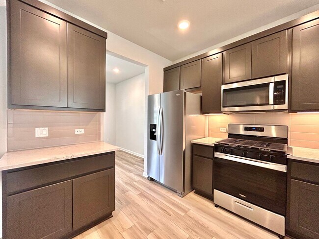 Building Photo - Spacious 3/BR 2.5/BA Home with Modern Fini...