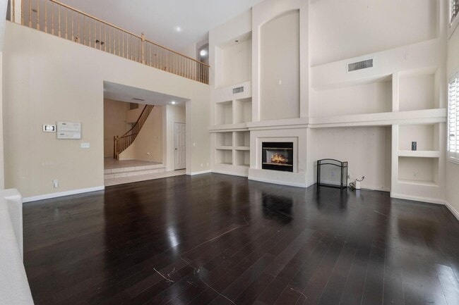 Building Photo - Luxurious Home in Gated Community