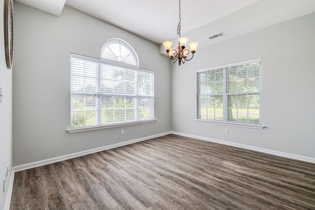 Building Photo - Spacious 3 Bed, 2 Bath Home with Large Bon...