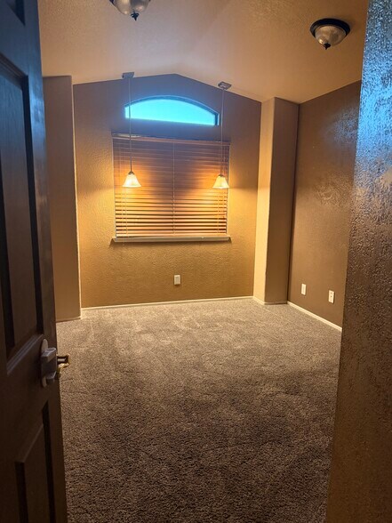 Building Photo - 15550 La Entrada Dr