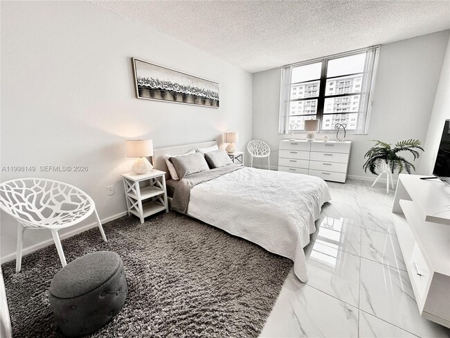 Building Photo - 500 Bayview Dr