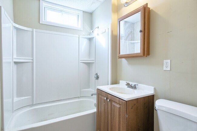 Building Photo - 31 Simon St