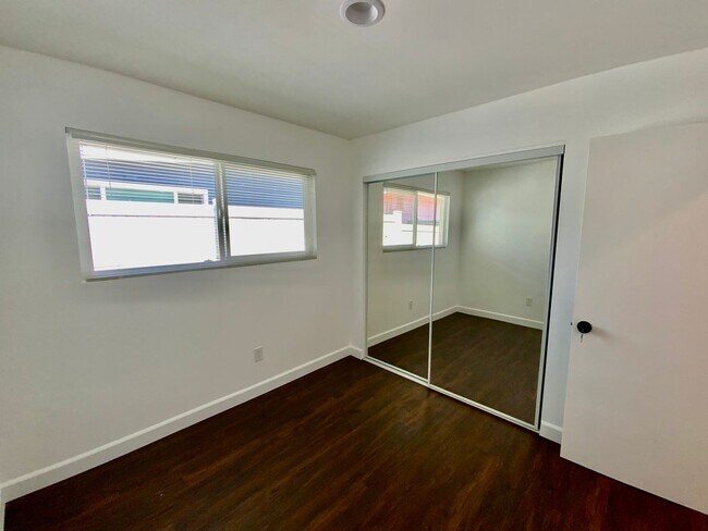 Building Photo - 3 bd/2ba Cottage with alley Access