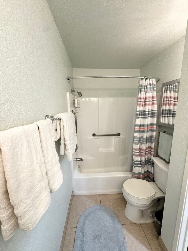 Building Photo - Long Term - Beautifully Updated 1 Bedroom Condo in Palm Springs Villas II