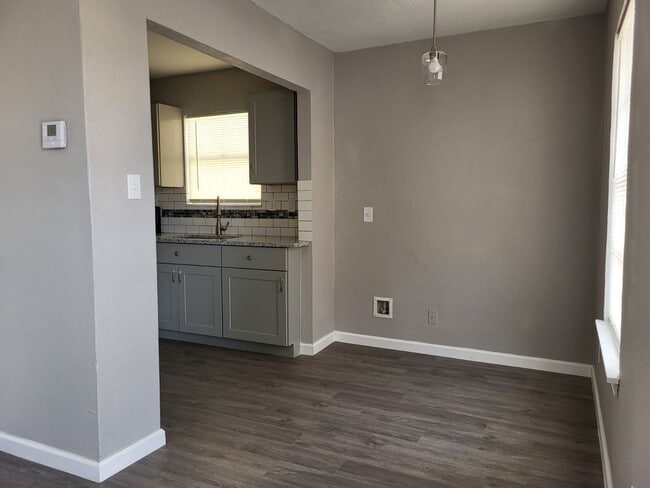Building Photo - 1/1 rear apartment ready for move-in WITH ...
