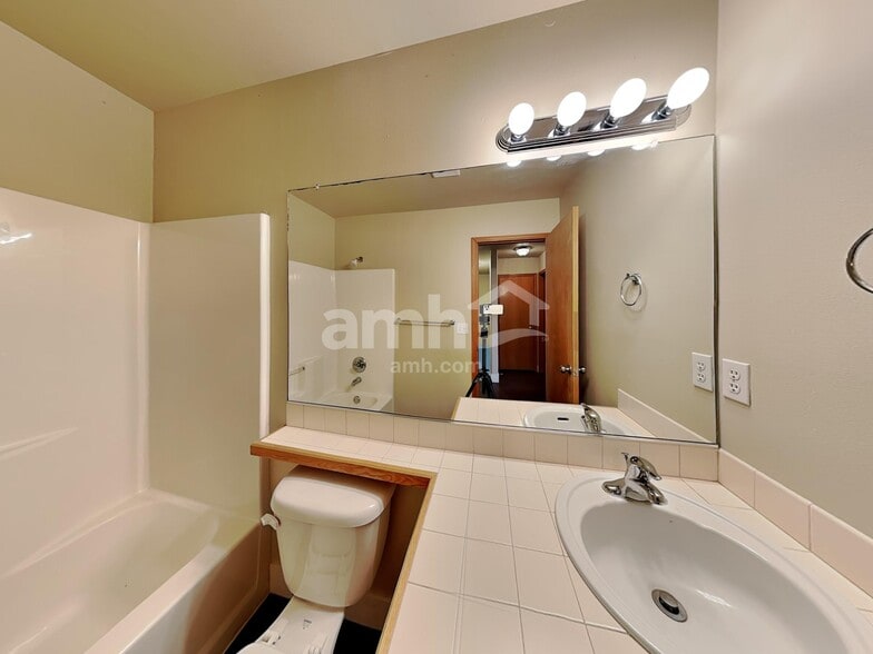 Building Photo - 495 Sunset Ridge Dr
