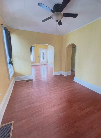 Building Photo - 609 Rumely St