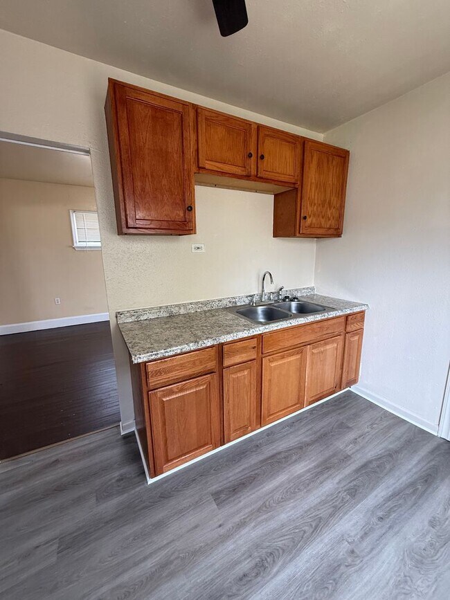 Building Photo - Collinwood Single Home Water/sewer included