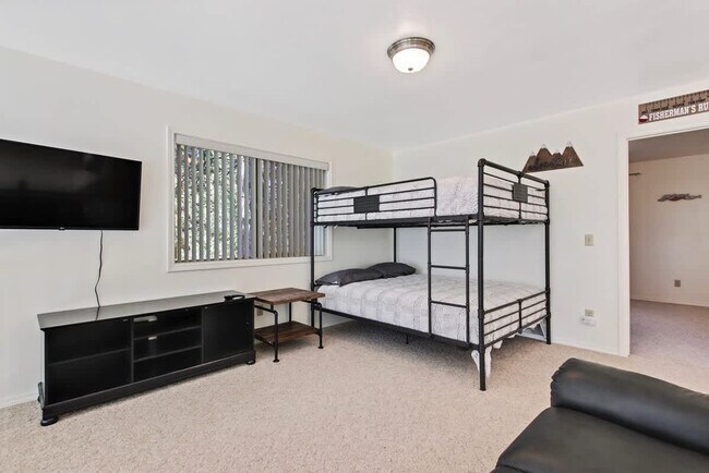 Building Photo - 1496 Pine Ridge Dr