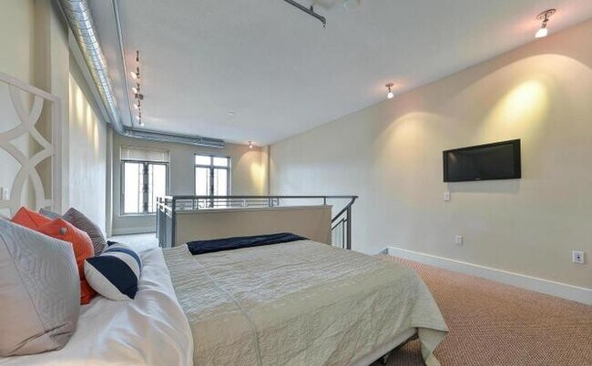 Building Photo - 1390 Kenyon St NW