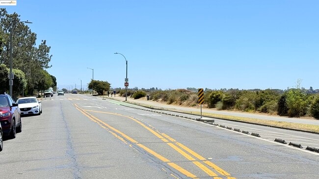 Building Photo - 2101 Shore Line Dr