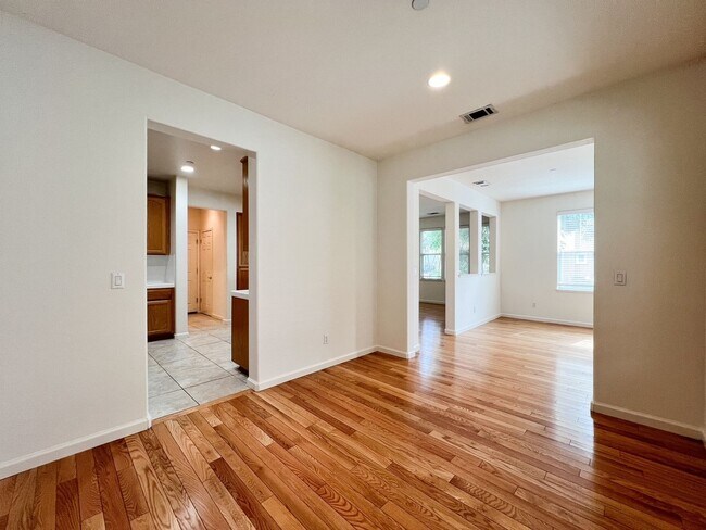 Building Photo - South Napa Three Bedroom House