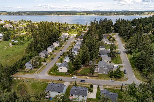 Building Photo - Beautiful Spacious 4 Bedroom 2.75 Bathroom...