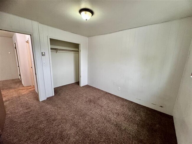 Building Photo - 1083 N 150 W