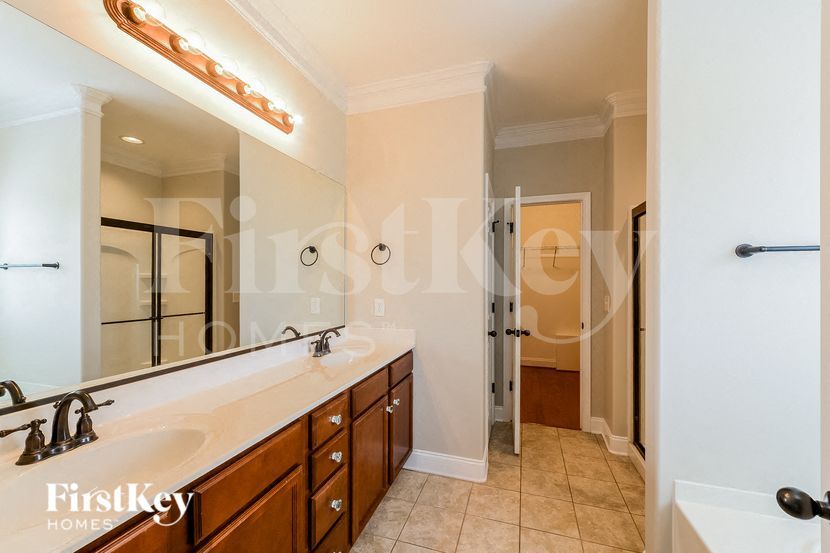 Building Photo - 265 High Knoll Dr