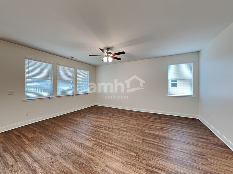 Building Photo - 565 Slew Dr