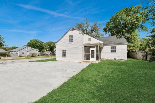 Building Photo - 7504 Elm St