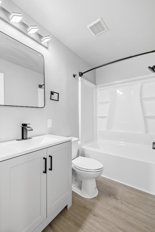 Building Photo - 355 Elm St N