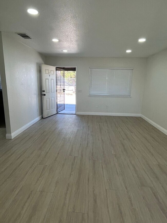 Building Photo - 784