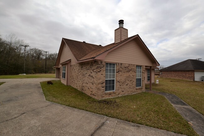 Building Photo - Newly updated 4 bedroom, 2 bath home in Me...