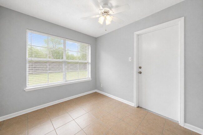 Building Photo - 1707 Stone Lake Dr