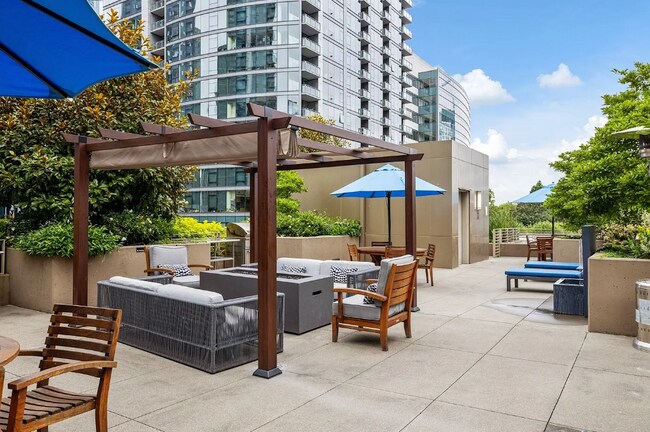 Building Photo - 910 Lenora St