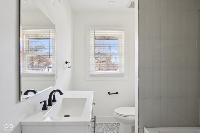 Building Photo - 21 N Devon Ave