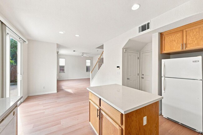 Building Photo - 914 Baines St