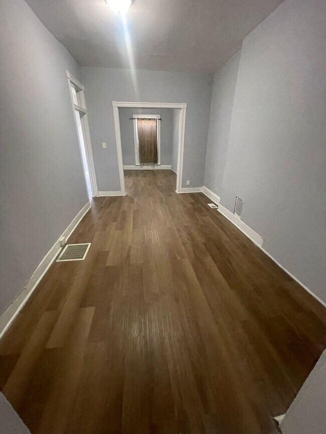 Building Photo - Three Bedroom One Bathroom Ready For ASAP Move In