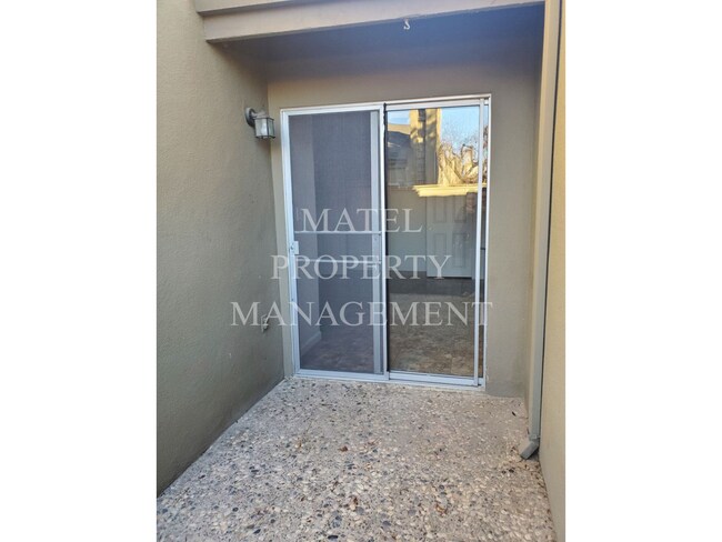 Building Photo - FLO1313