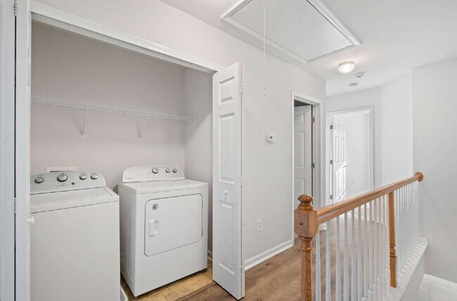 Building Photo - Spacious 3-Bed End-Unit Townhome in Durham