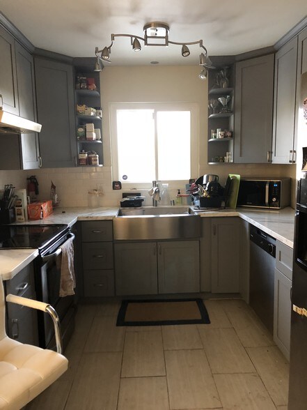 Kitchen - 2515 Oliver Ave