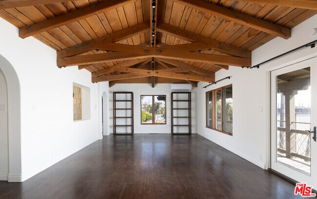 Building Photo - 629 S Coast Hwy
