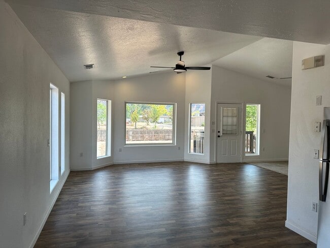 Building Photo - Remodeled 3 bed 3 bath apartment