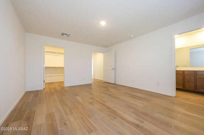 Building Photo - 9122 E Red Blf Ct