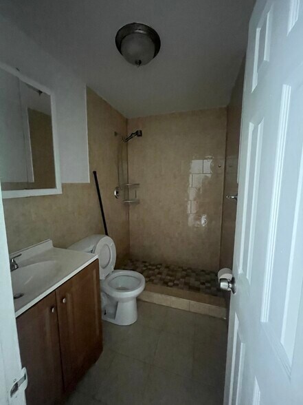 Building Photo - 1305 W 53rd St