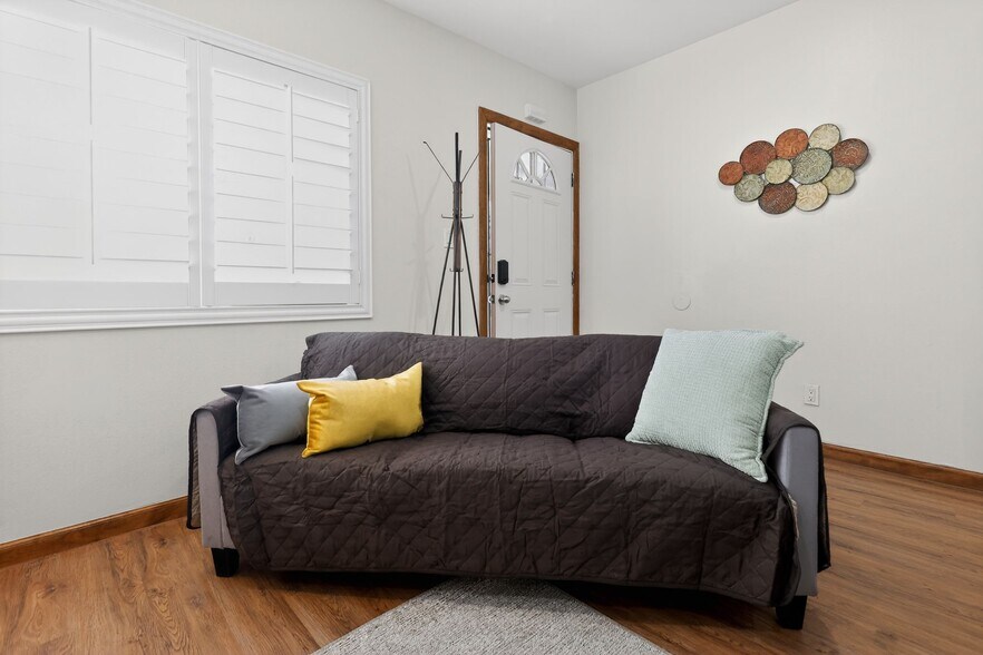 Building Photo - 917 W 62nd Pl