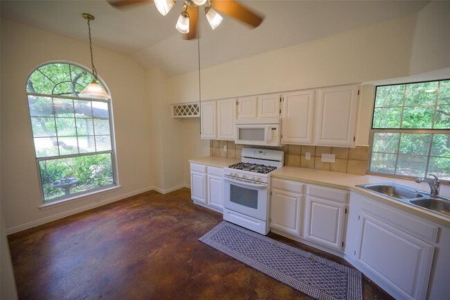 Building Photo - 6000 La Naranja Ln