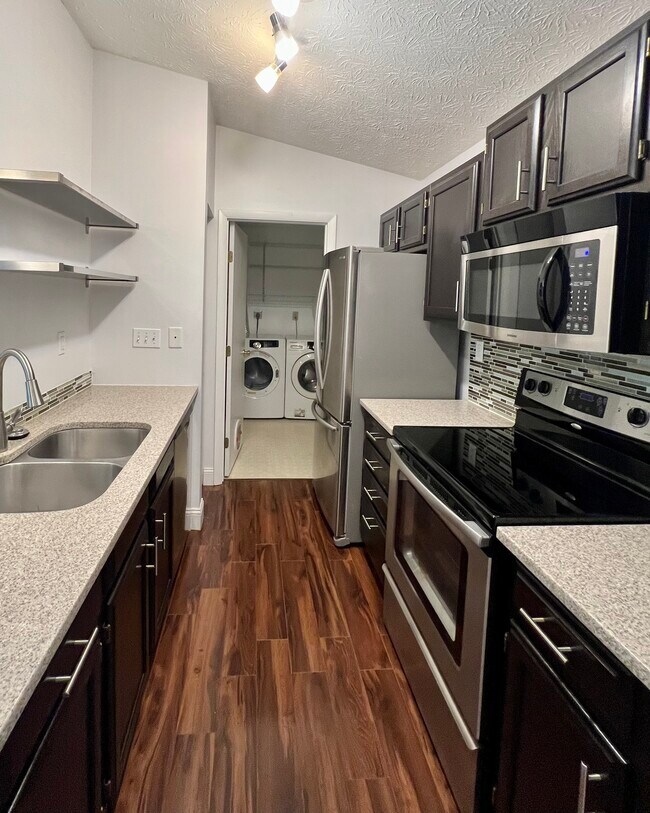 Building Photo - 8859 Eagleview Dr