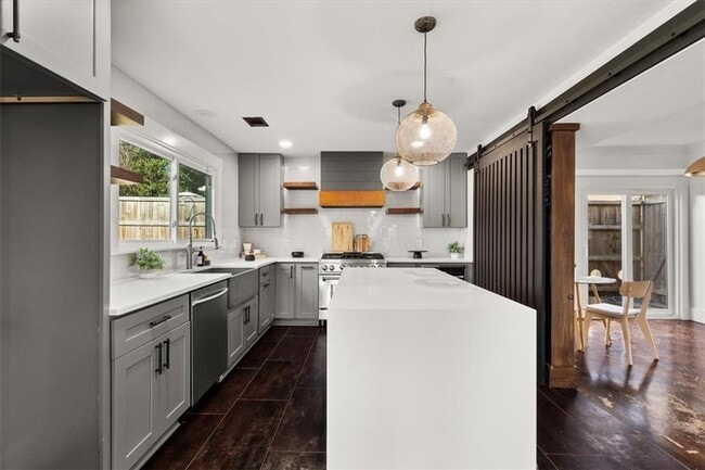 Building Photo - 425 Mikasa Dr