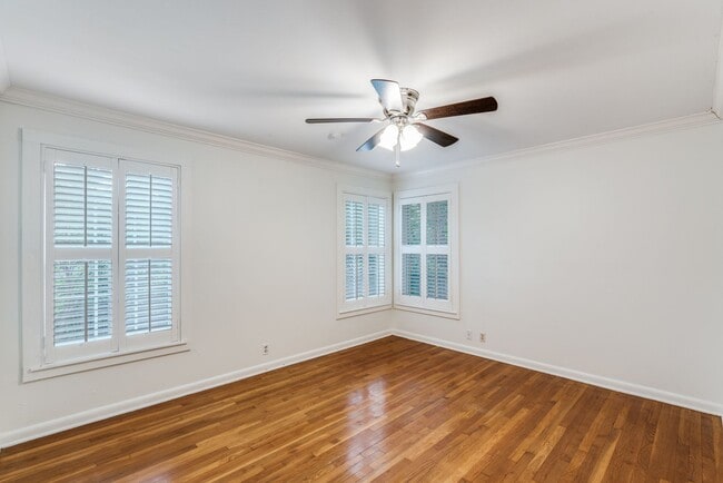 Building Photo - TERRELL HILLS 3-BEDROOM, SINGLE STORY