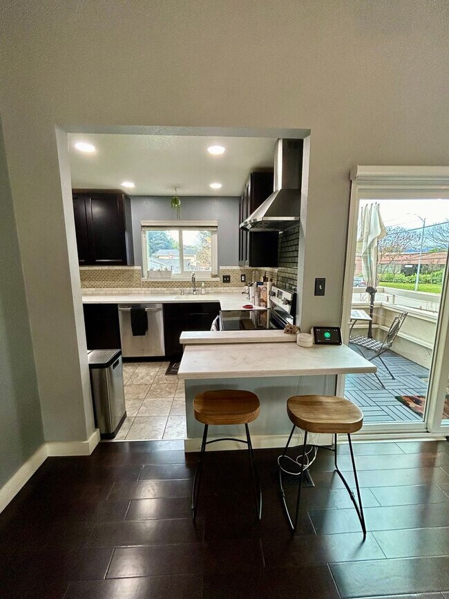Building Photo - Willow Glen Townhome with Gorgeous Patio