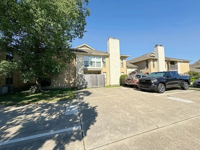 Building Photo - 1 Bedroom Downstairs condo available now! Community Pool