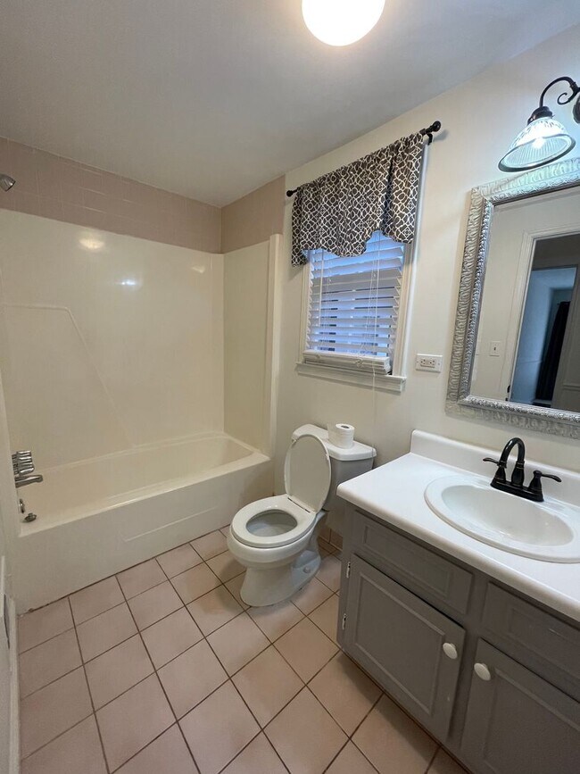 Building Photo - Large 4/4 House in Maplewood $2,650