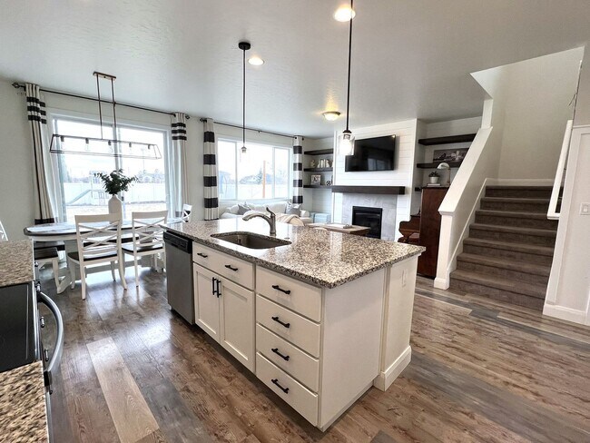 Building Photo - Welcome to this charming 3 bed 2.5 bath ho...