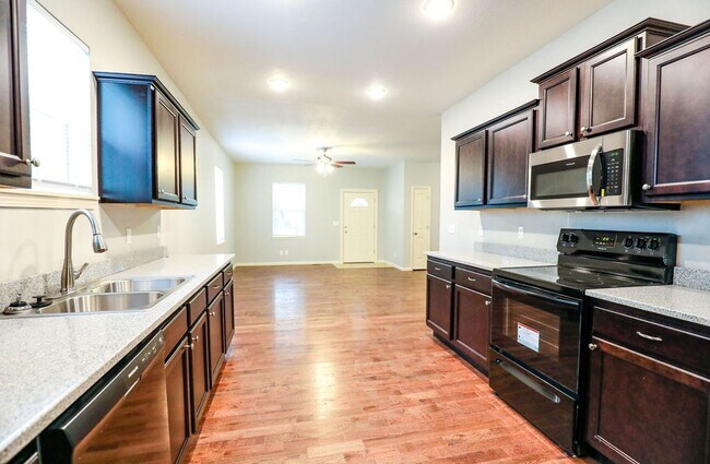 Primary Photo - Spacious 5 bed 2 bath Downtown Springfield...