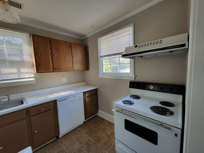 Building Photo - 2 Bedroom House off of Ogelthorpe Avenue